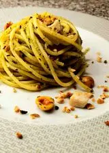 Ricetta Spaghetti con merluzzo nocciole e pesto