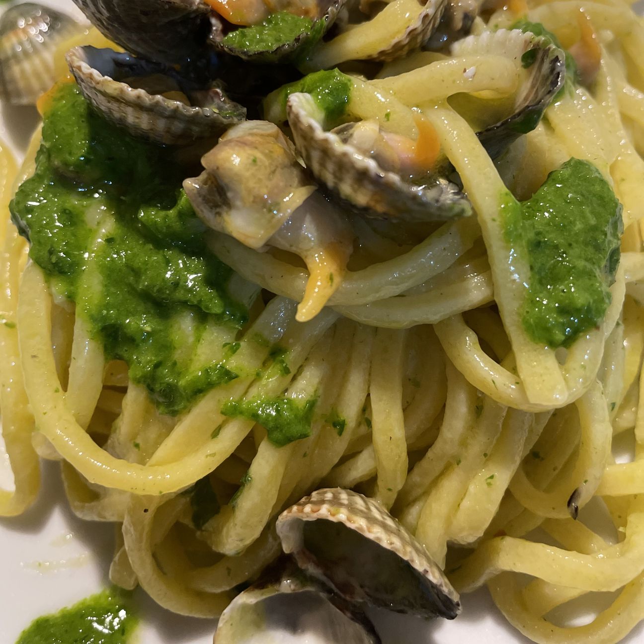 Chitarrina all’uovo con vongole cuore ed emulsione di prezzemolo e lime