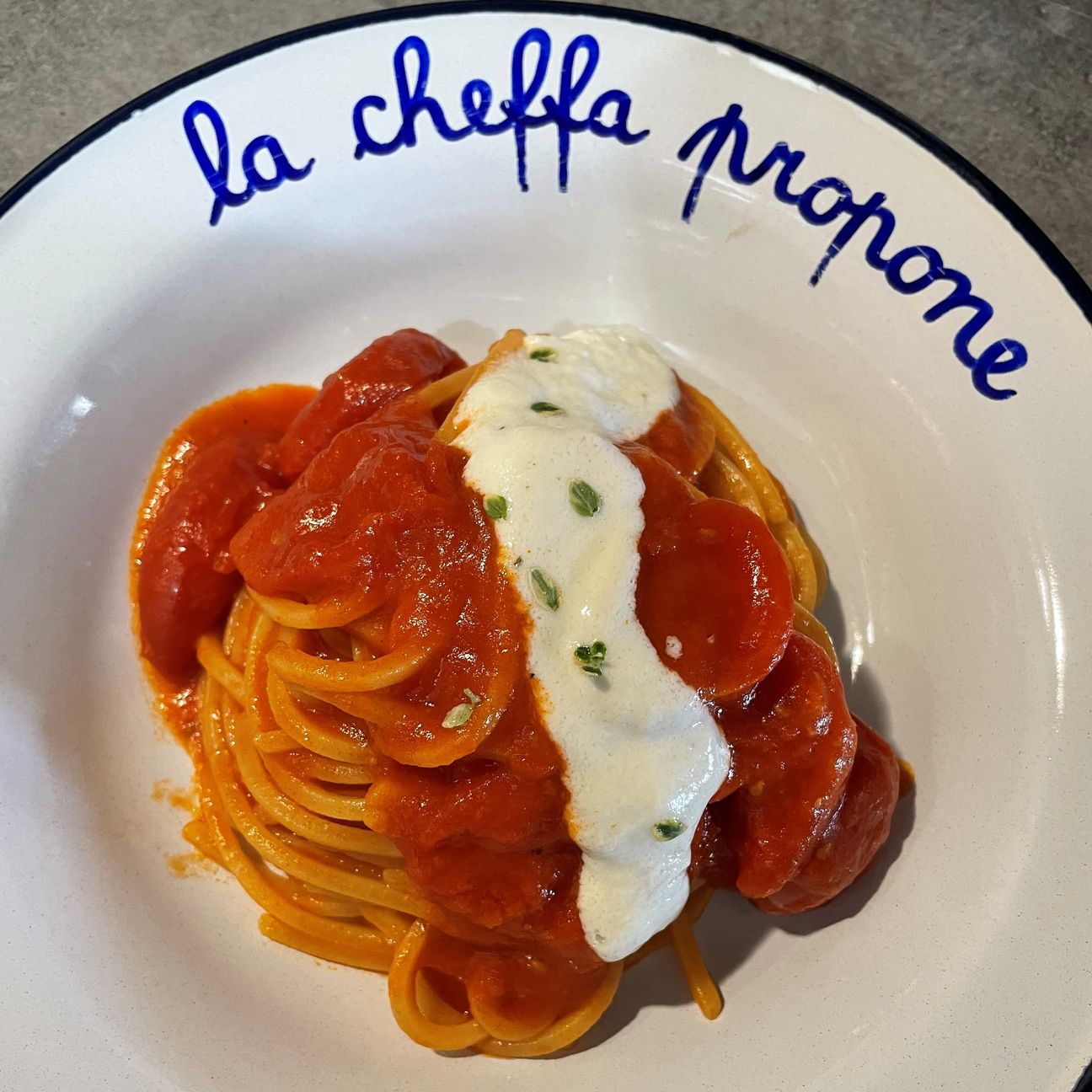 Spaghetti al pomodoro con crema di burrata al timo limone