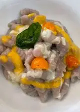 Ricetta Gnocchi viola, salsa di datterino giallo, fonduta di parmigiano e cristallo di basilico