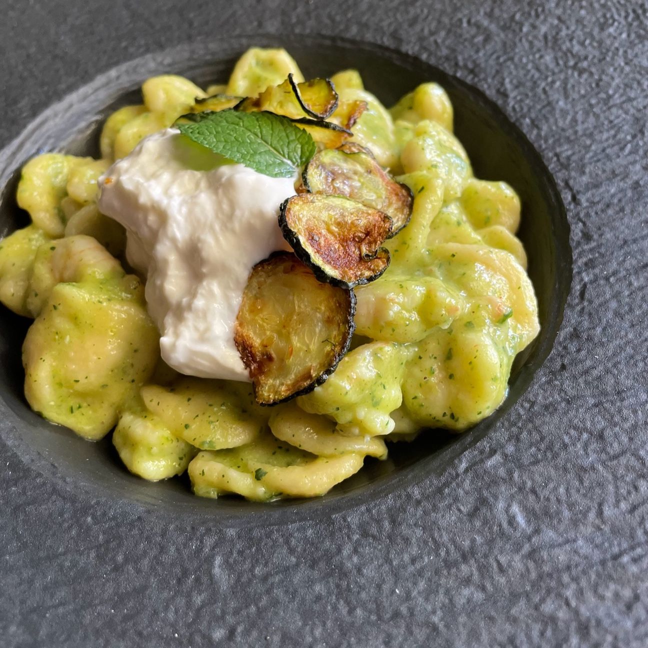 Orecchiette al pesto di zucchine e burrata