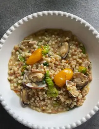 Ricetta Fregùla sarda con vongole, datterino giallo e fiori di zucca di lacheffapropone