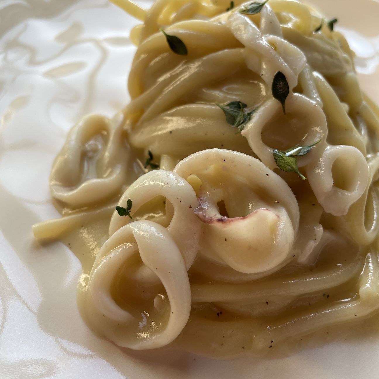 Spaghettoni con crema di patate e totani