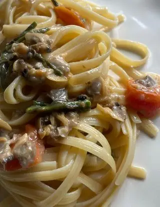 Ricetta Linguine rigate, vongole, asparagi e ciliegini di lacheffapropone
