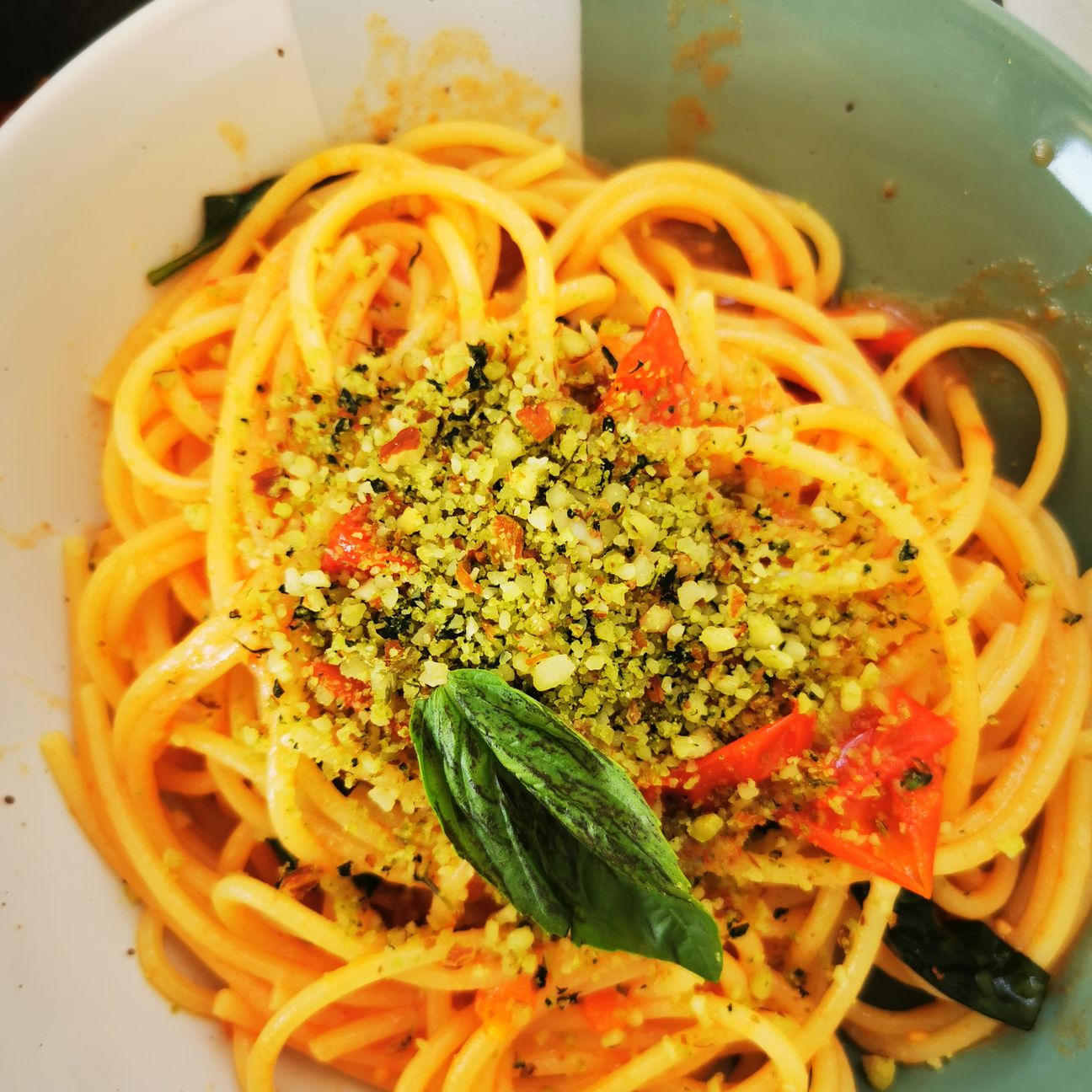 Spaghetti al pomodoro fresco con granella