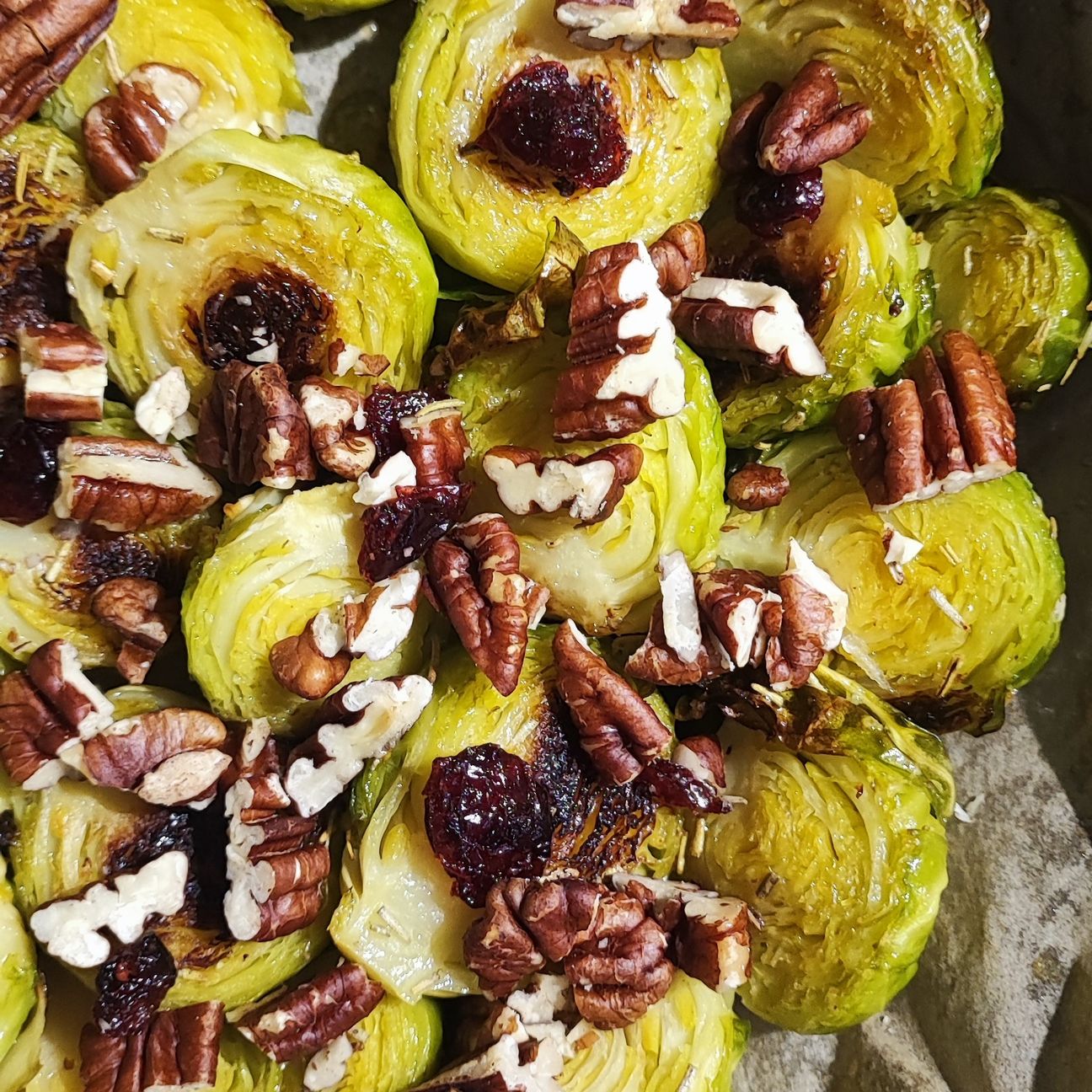 Cavoletti di Bruxelles al forno con noci pecan e cranberry