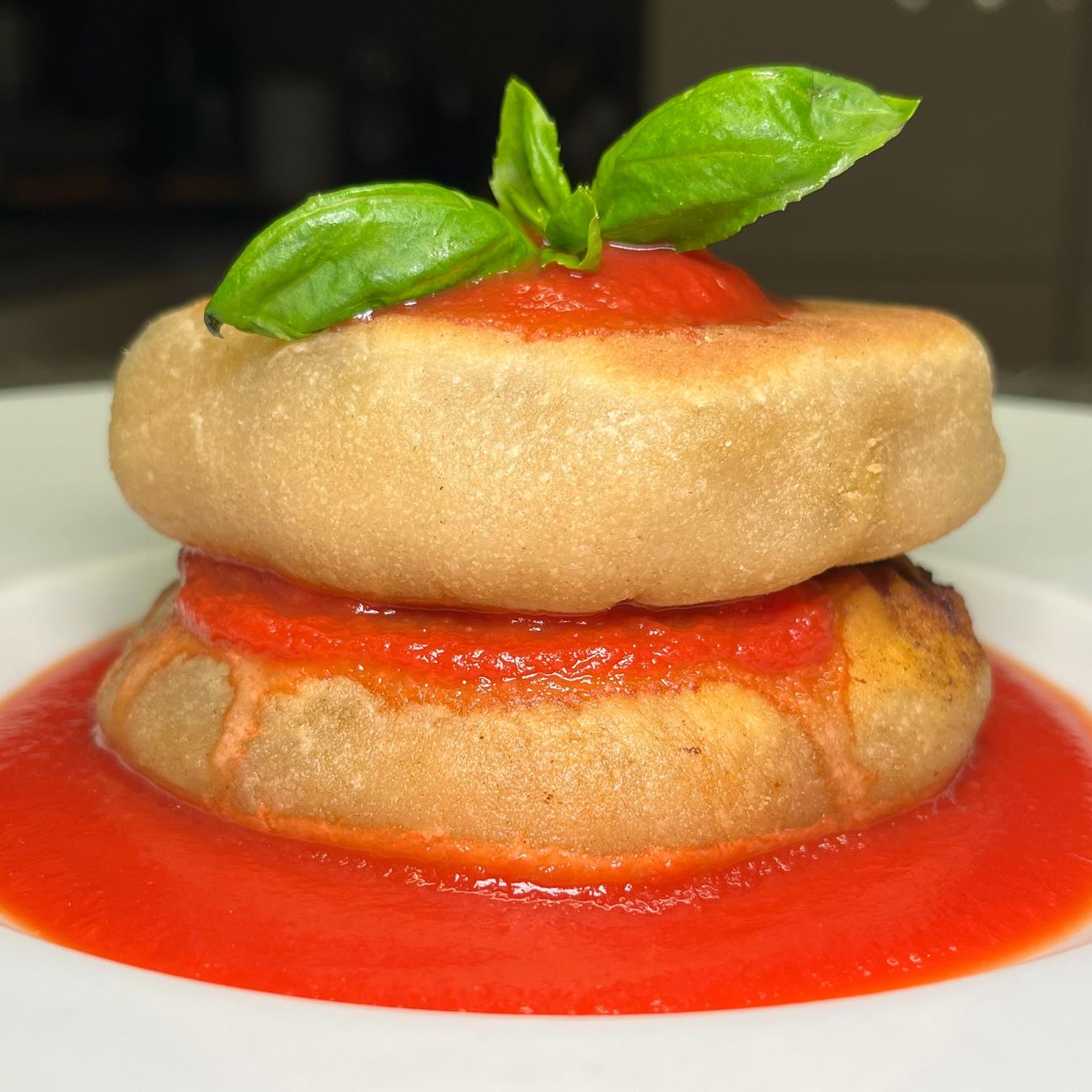Focaccine di soia con melanzane e pomodoro