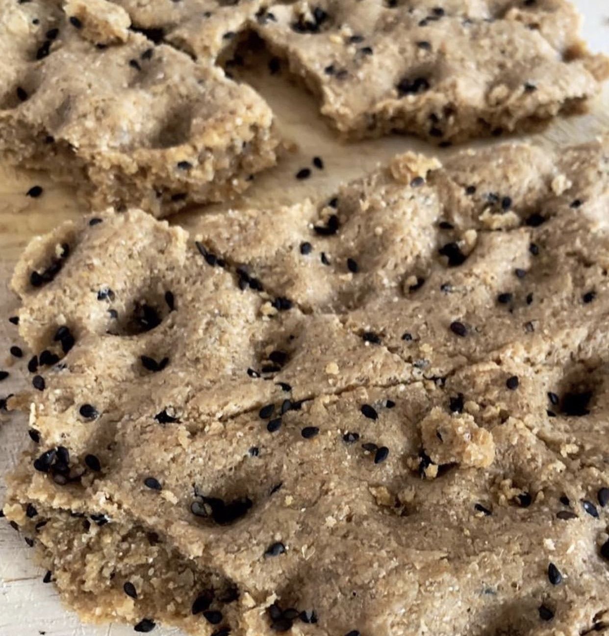 Schiacciata integrale ai semi di sesamo nero