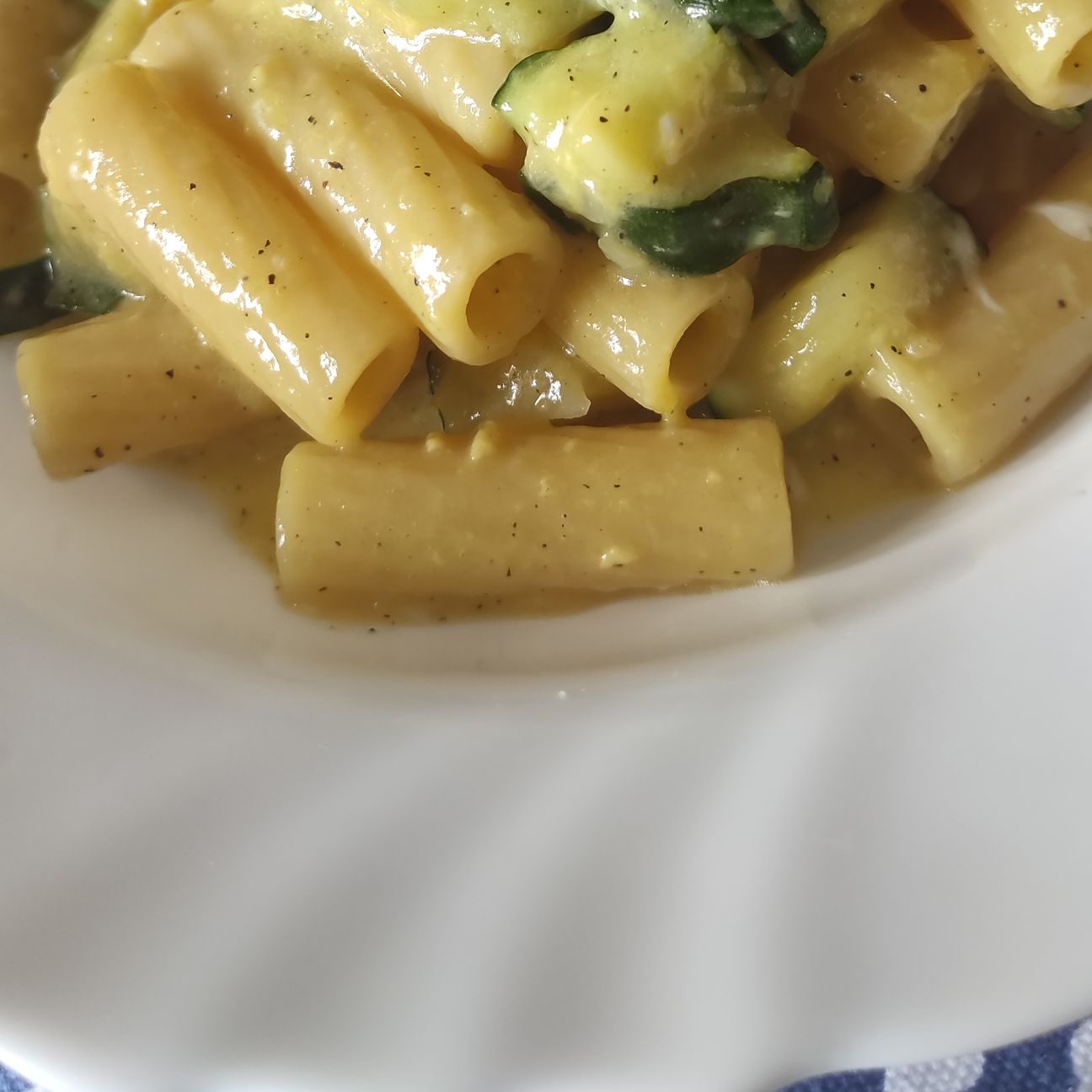 Pasta con zucchine e uovo.
