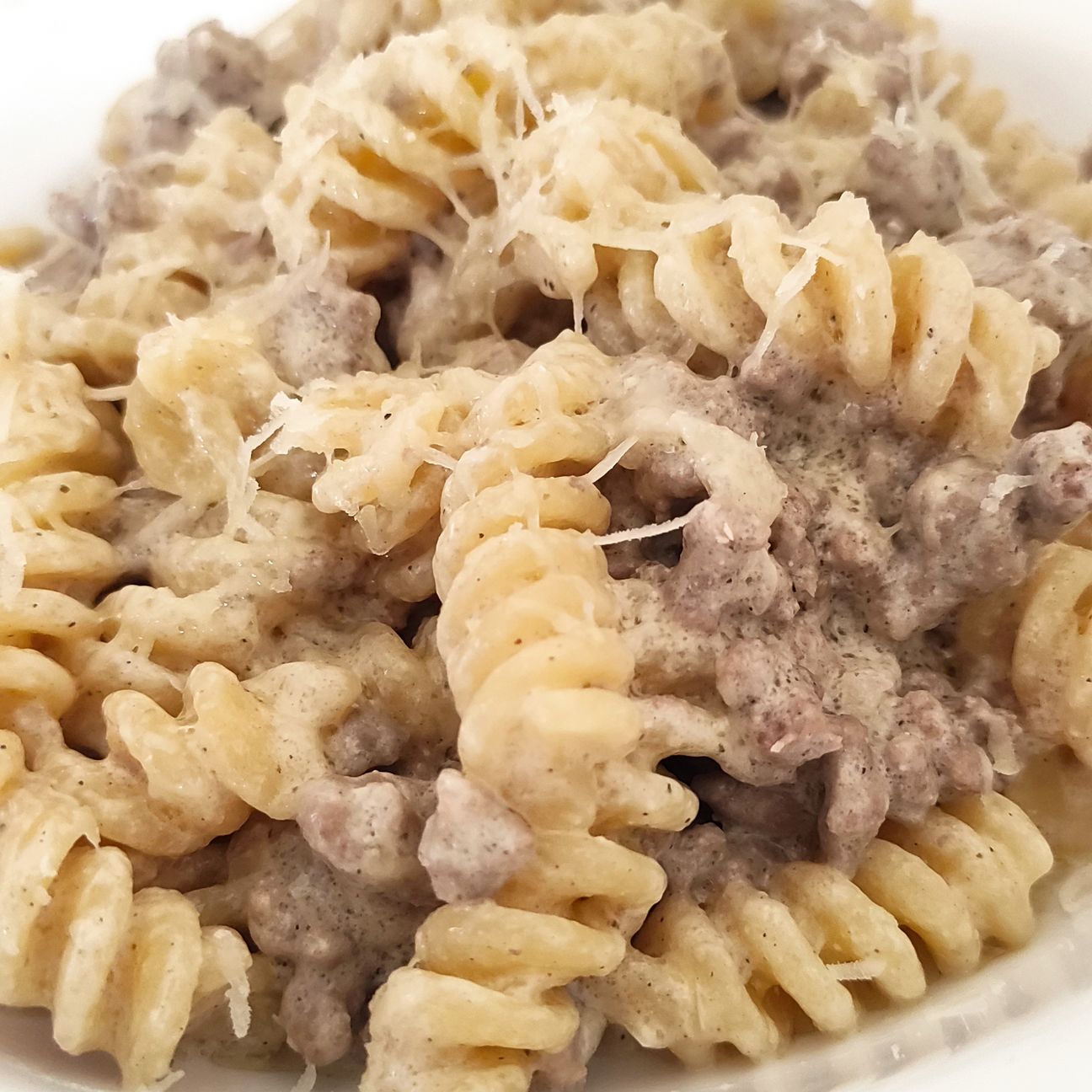 Fusilli con carne macinata, cipolla e panna.
