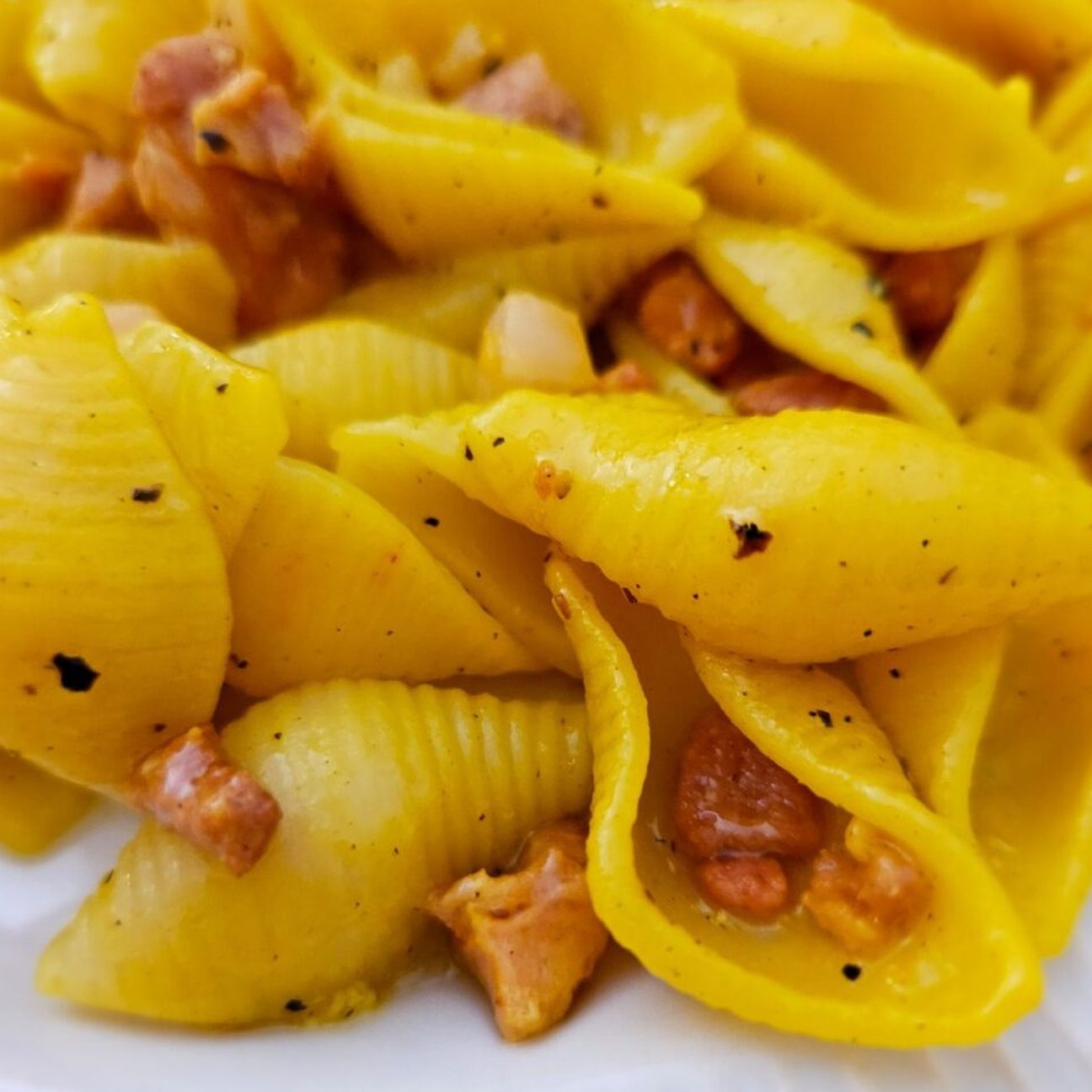 Conchiglie allo zafferano con cubetti di pancetta