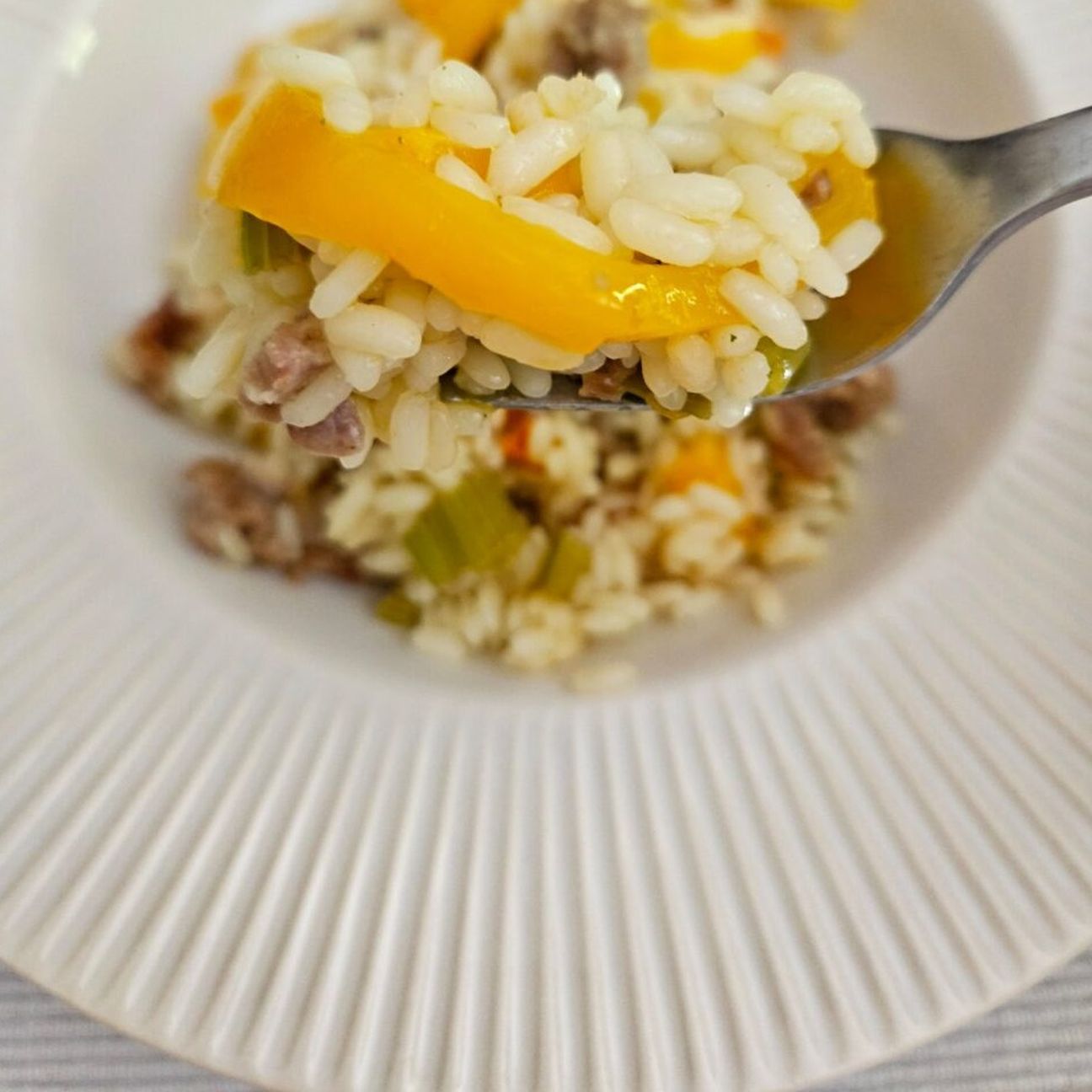 Risotto con peperone giallo e salsiccia