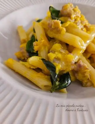 Ricetta Pennette rigate con crema di peperoni gialli e salsiccia sbriciolata di lamiapiccolacucinamorefantasia