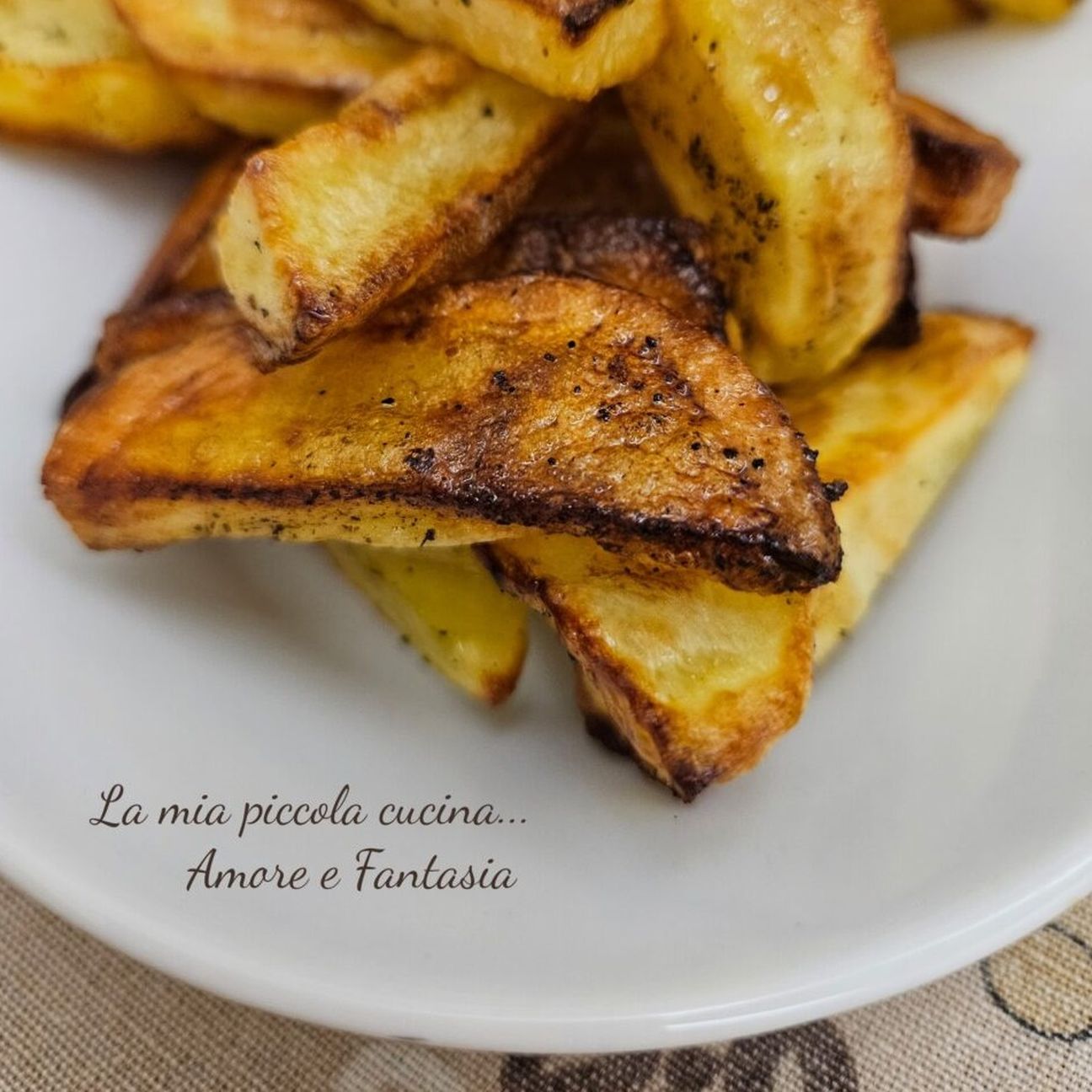 Patate a spicchi al forno, croccanti fuori e morbide dentro