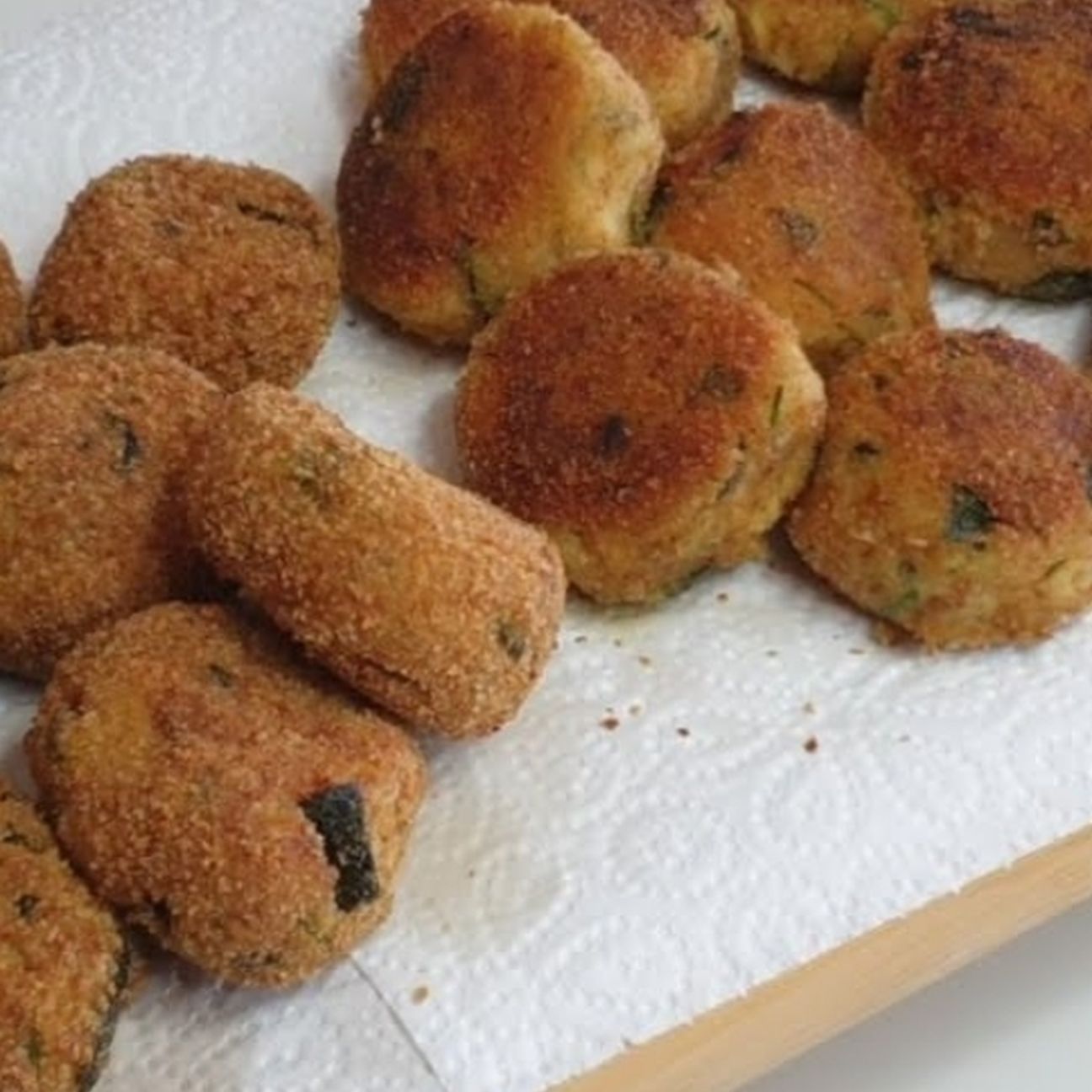 Polpette di zucchine e robiola, cotte in friggitrice ad aria e in padella
