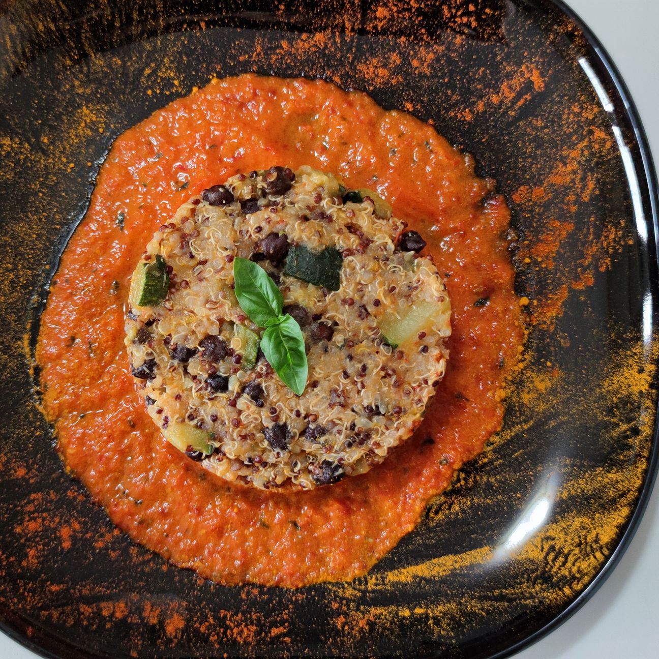 QUINOA CON CREMA DI PEPERONI, ZUCCHINE E CECI NERI