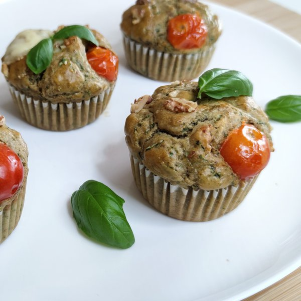 Muffins salati alle noci e basilico ,con cuore al formaggio