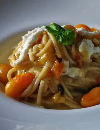 Ricetta Spaghettoni con datterini gialli, straccetti di burrata e basilico di ilpugliesechecucina