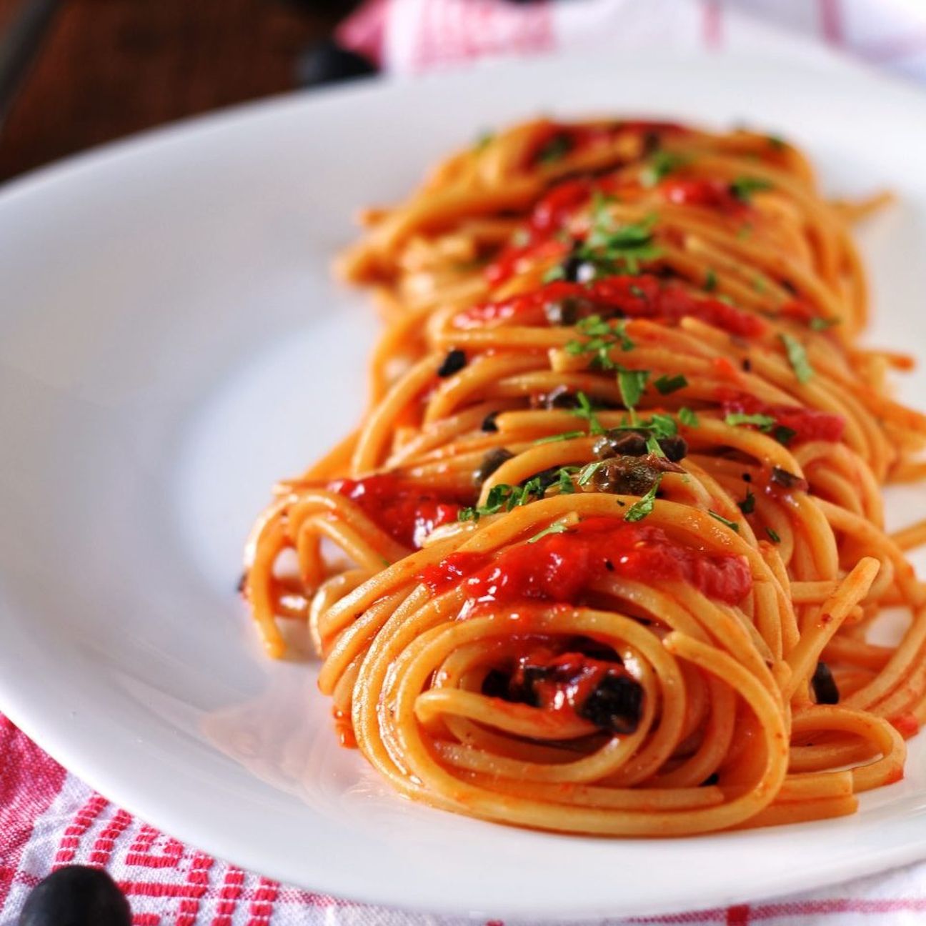 Spaghetti in crema di peperoni con olive e capperi