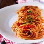 Ricetta Spaghetti in crema di peperoni con olive e capperi