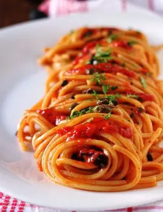 Ricetta Spaghetti in crema di peperoni con olive e capperi di ilpugliesechecucina