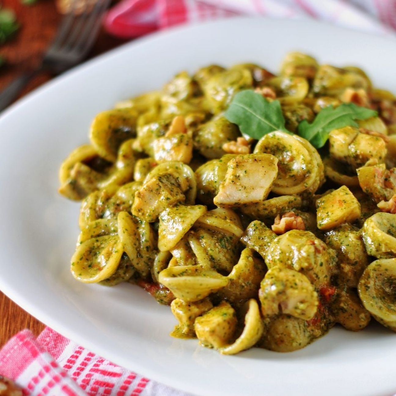 Orecchiette con pesto di rucola, pomodorini e pesce spada