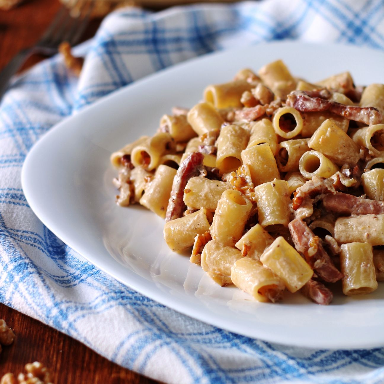 Pasta noci e speck