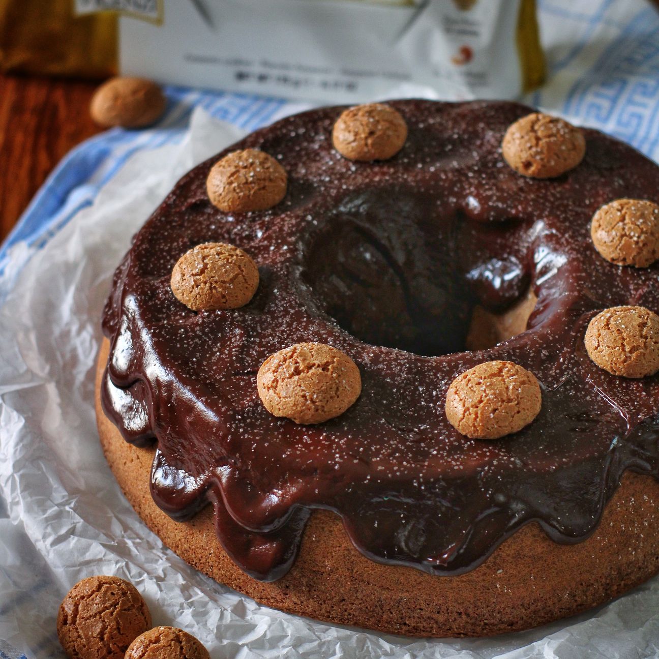 Ciambellone al caffè e amaretti glassato al cioccolato