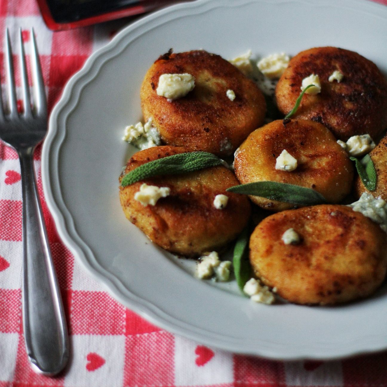 Gnocchi ripieni al burro e salvia