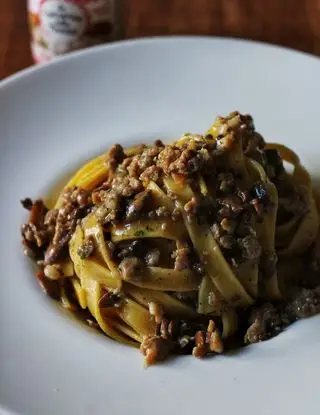 Ricetta Tagliatelle con salsiccia e funghi velocissime di ilpugliesechecucina