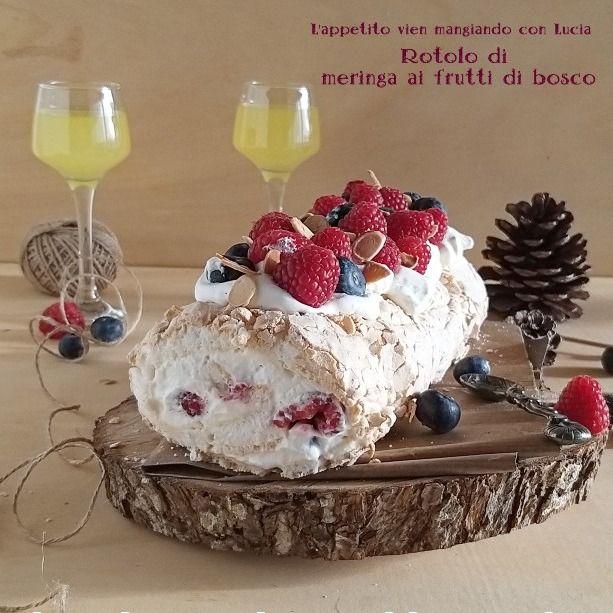 Rotolo di meringa ai frutti di bosco
