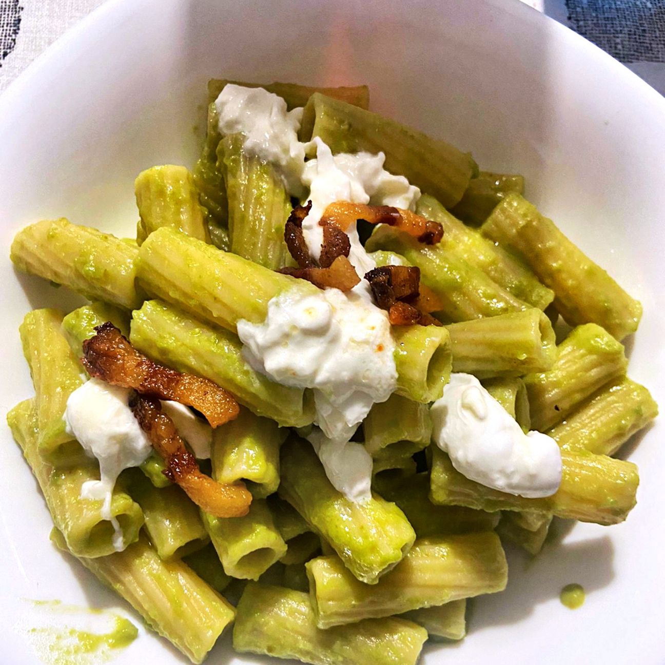 Pasta con crema di piselli, guanciale e burrata