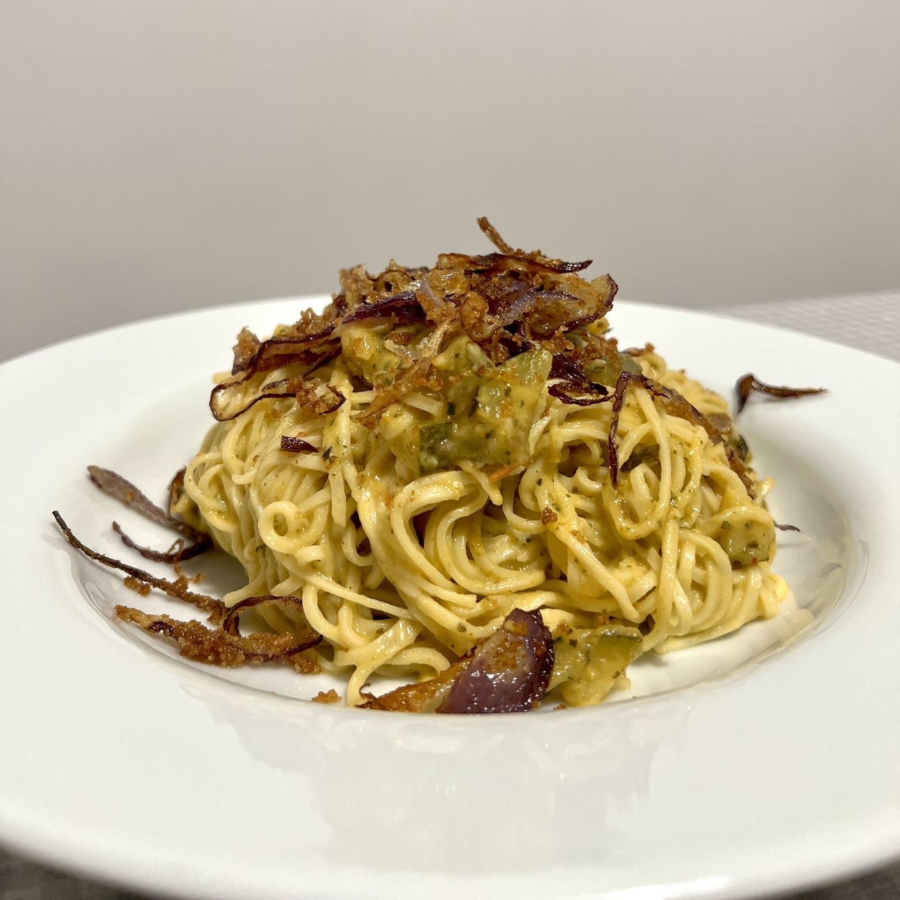 Tagliolini con crema di zucchine gialle e cipolle fritte