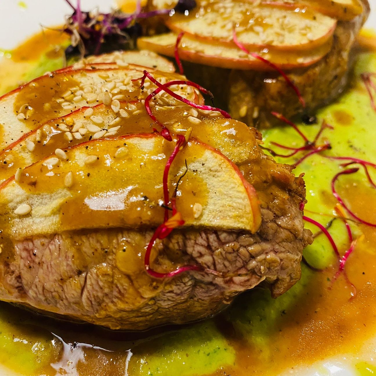 Filetto con mele al cardamomo e crema di piselli
