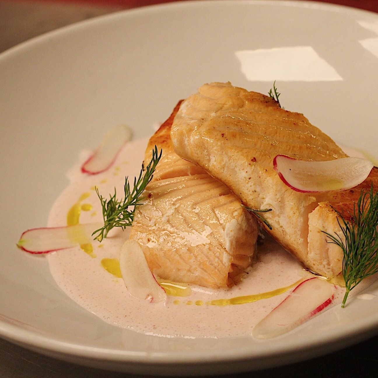 Salmone su crema rosa al ravanello al profumo di aneto