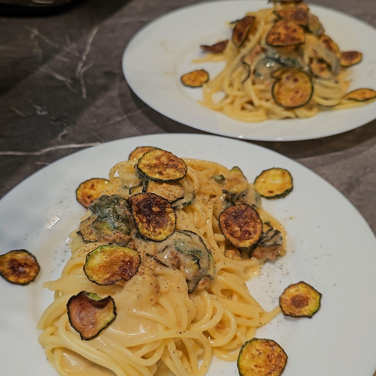 Spaghettoni, crema di pecorino e zucchine fritte