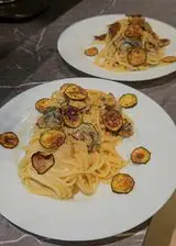 Ricetta Spaghettoni, crema di pecorino e zucchine fritte