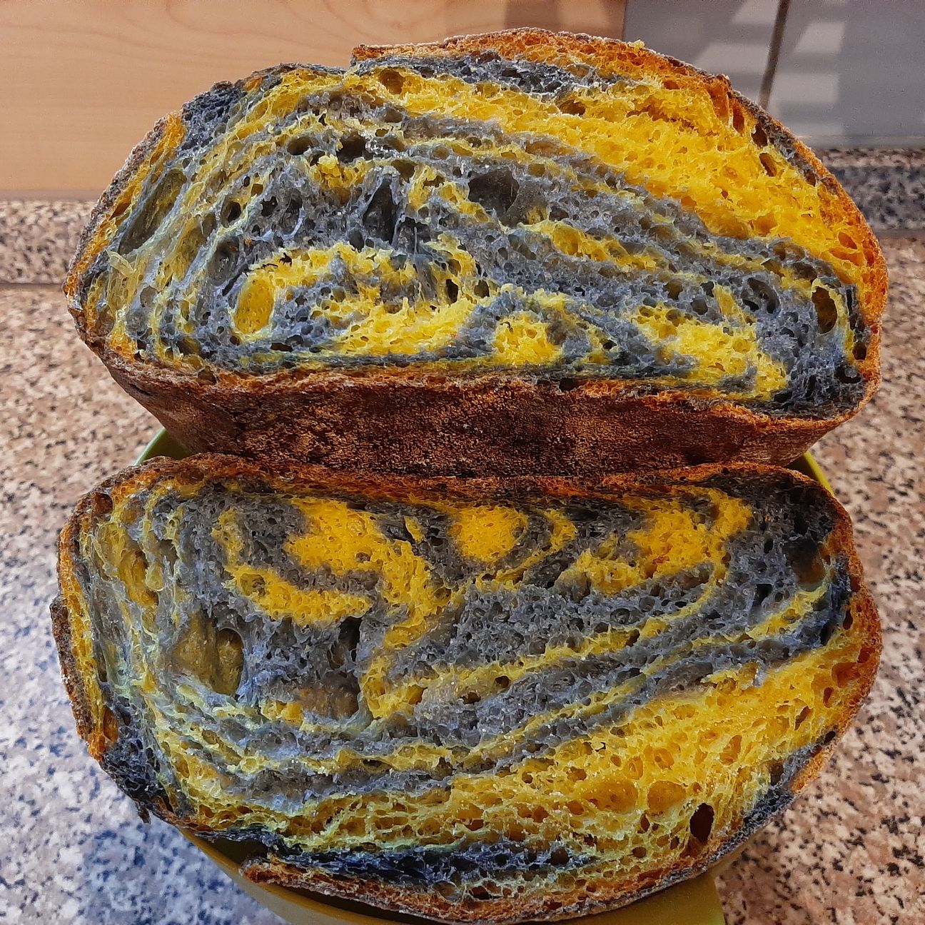 Pane con carbone vegetale e curcuma
