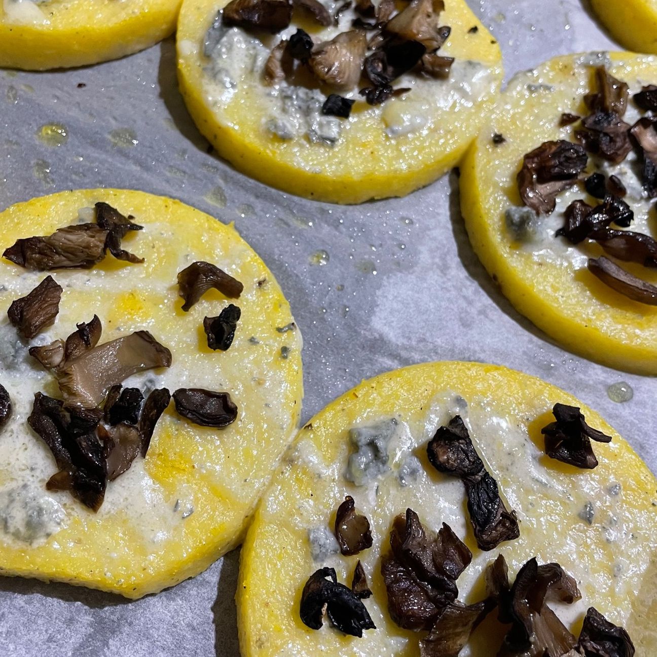 Medaglioni di polenta con funghi e gorgonzola