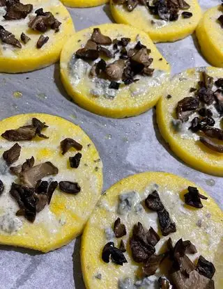 Ricetta Medaglioni di polenta con funghi e gorgonzola di piottolina