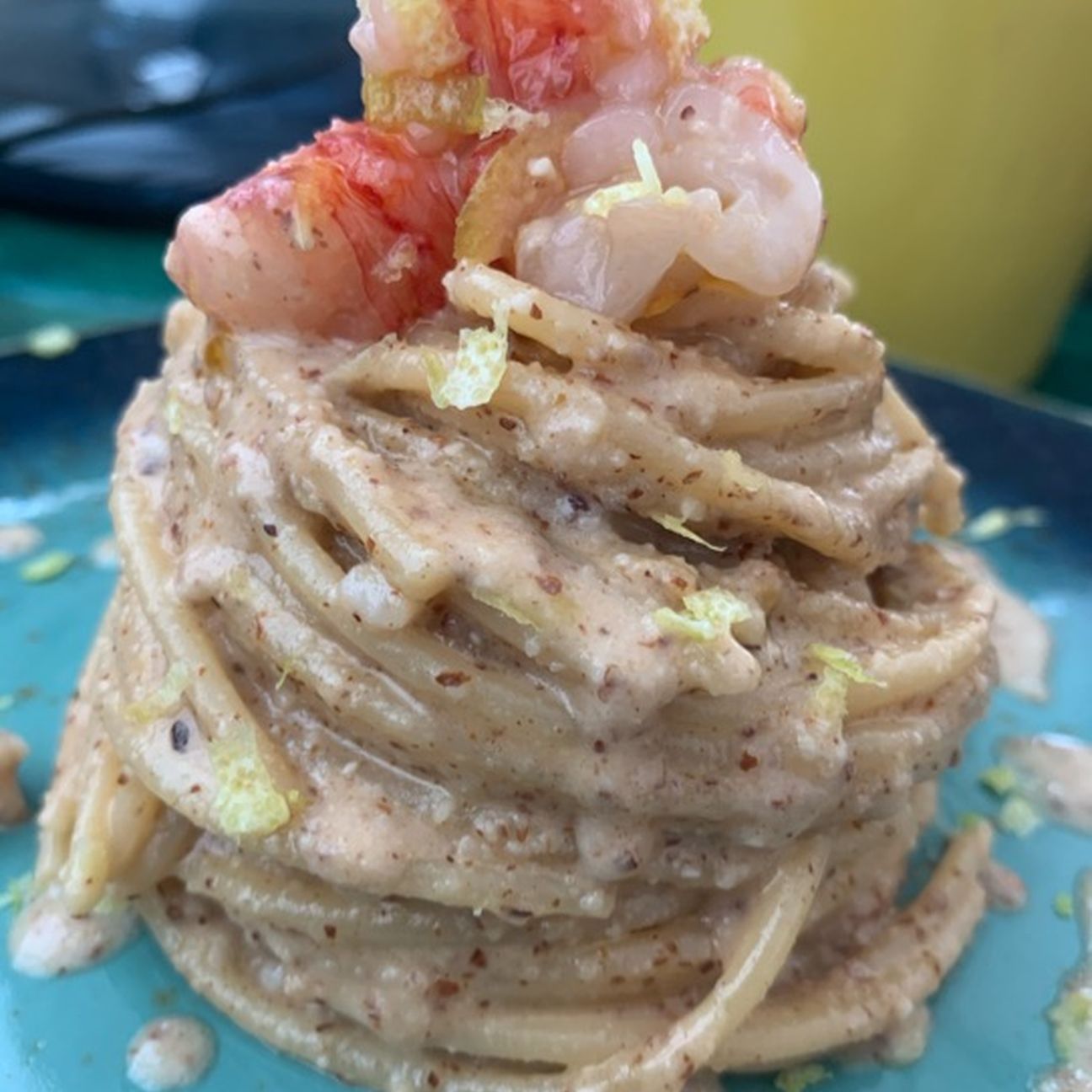 Spaghettoni con burro di mandorle e tartare di gambero rosso di Mazara