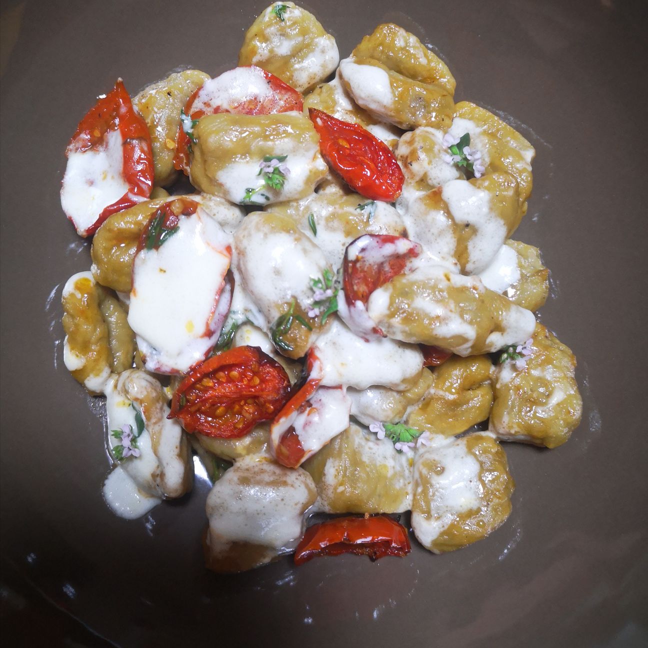 Gnocchi di melanzane al profumo di timo con pomodorini confit e crema di burrata