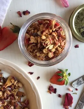 Ricetta Granola alla fragola e caramello di theblondeceliac
