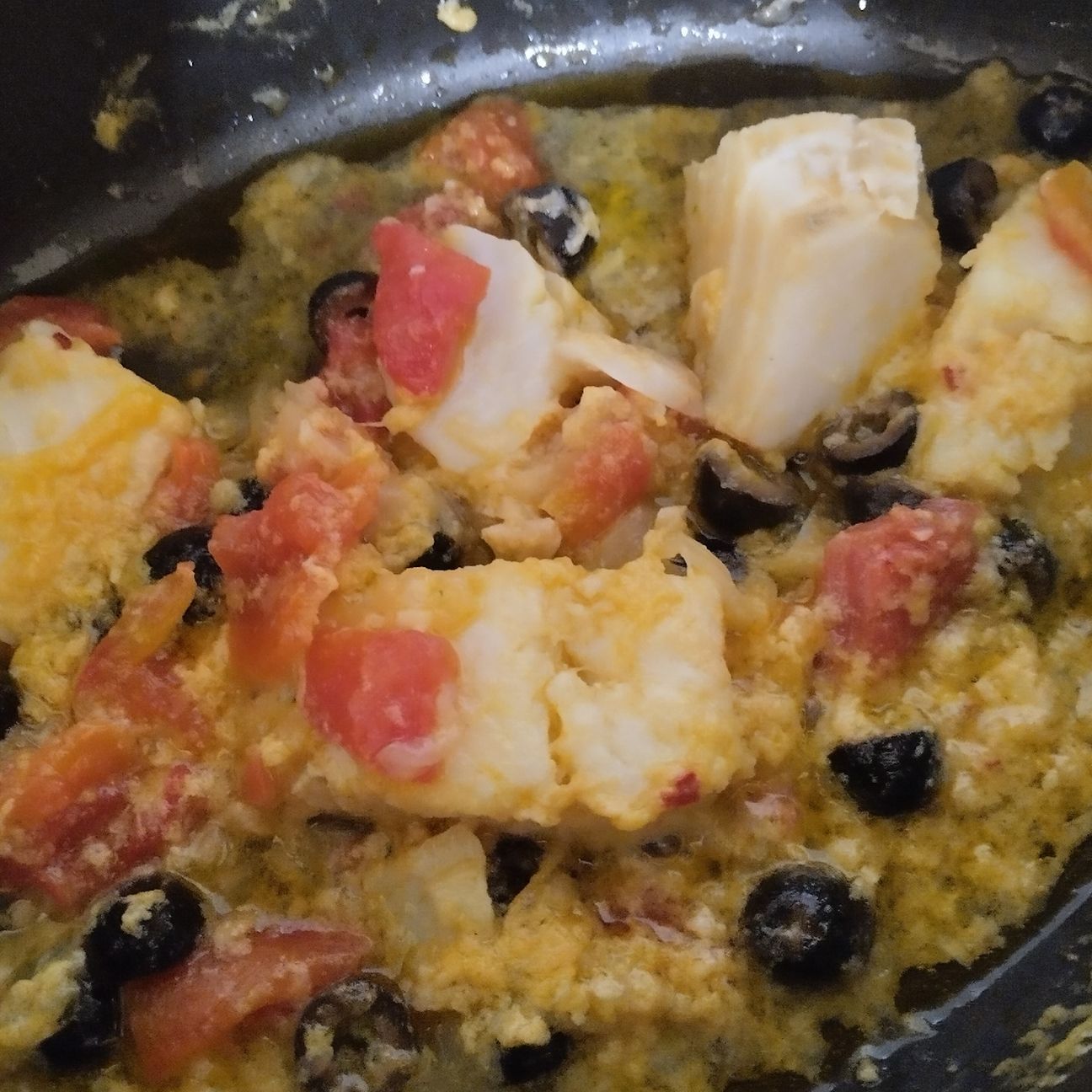 Baccalà con cipolle, Olive denocciolate e pomodorini