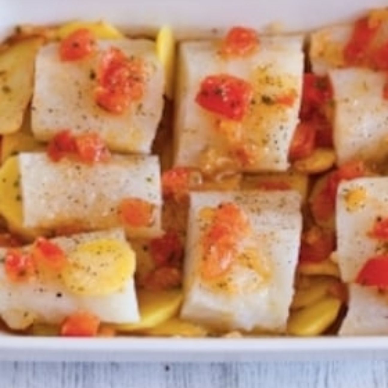 Baccalà al forno con patate e cipolle