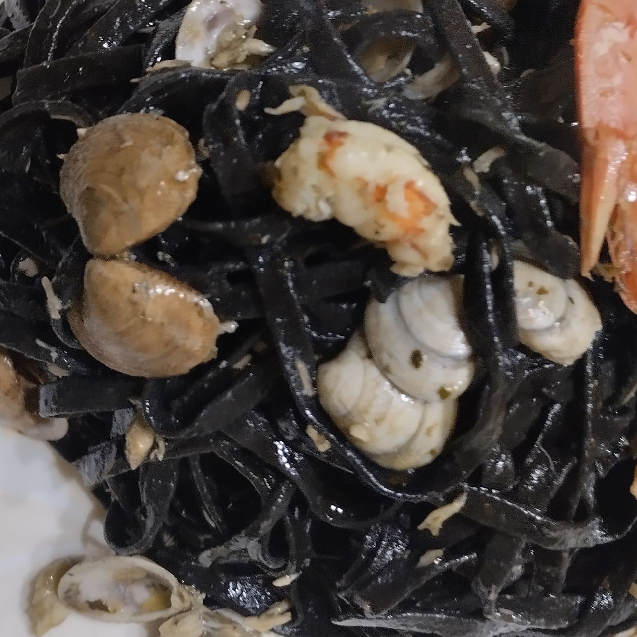 Fettuccine nero di seppia gluten free con gamberoni, vongole e pesce