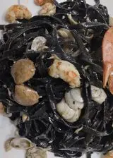 Ricetta Fettuccine nero di seppia gluten free con gamberoni, vongole e pesce