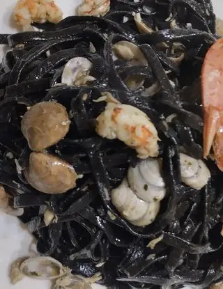Ricetta Fettuccine nero di seppia gluten free con gamberoni, vongole e pesce di marchichef