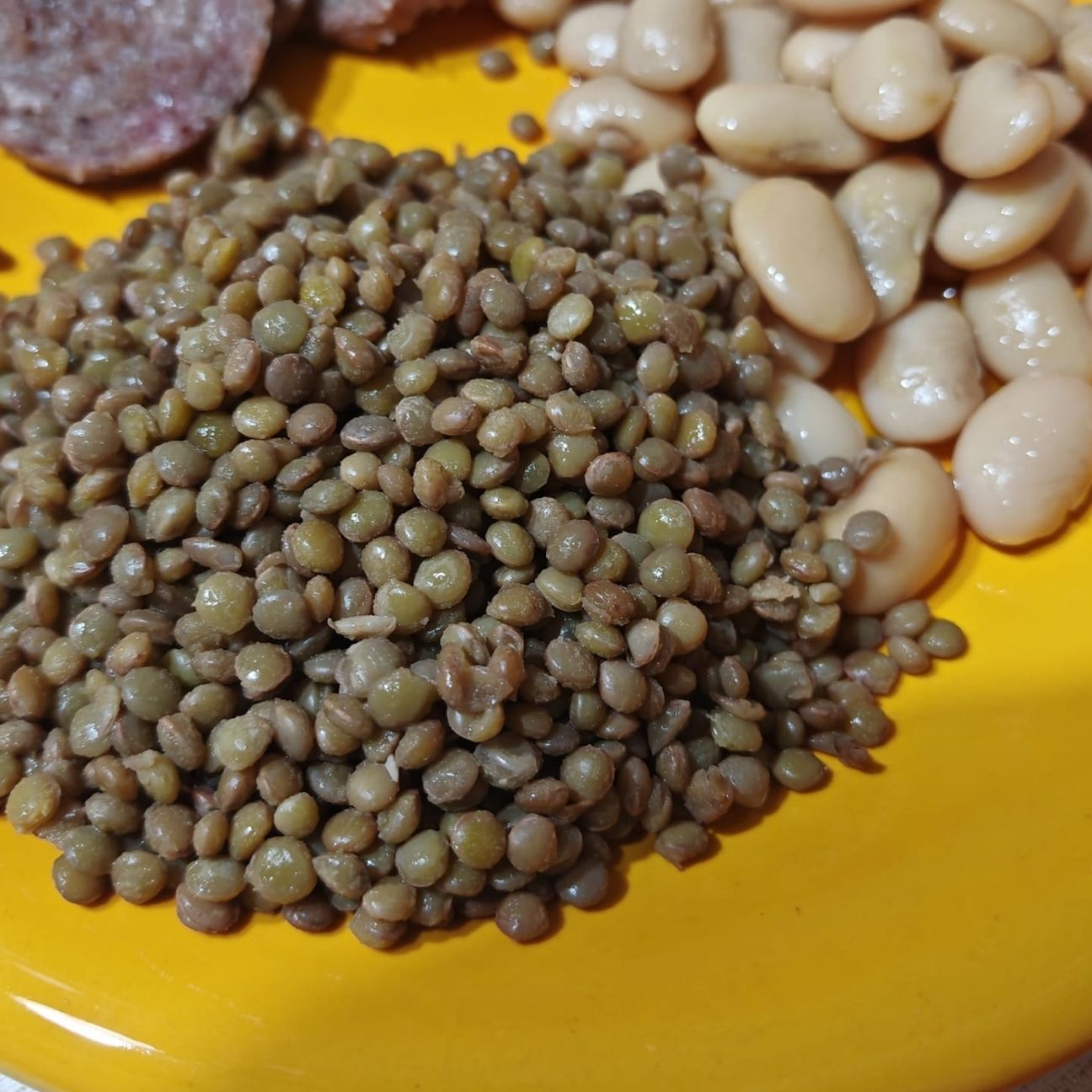 Cotechino fresco bollito, con lenticchie e fagiole corona