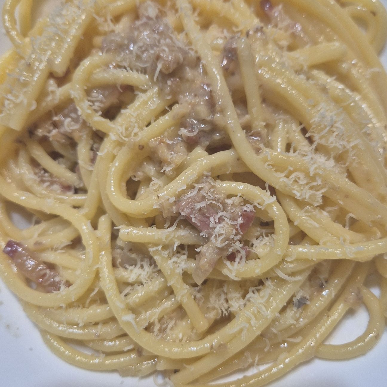 Spaghettoni gluten free cremosi con noci, speck e pecorino romano